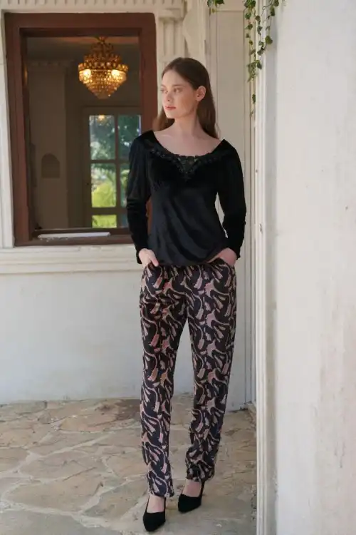 İPEKMOOD Yaka dantel detaylı kadife pijama takımı İPK2374